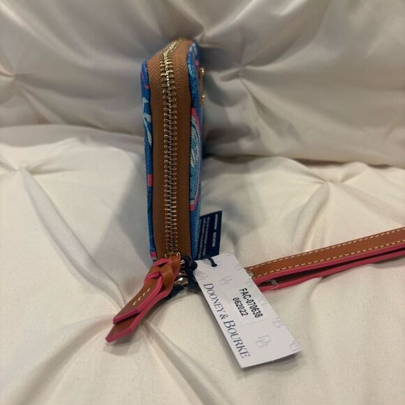 Dooney & Bourke Disney Vacation Club Wristlet Wallet Allover Print 2022 NWT - Picture 4 of 11